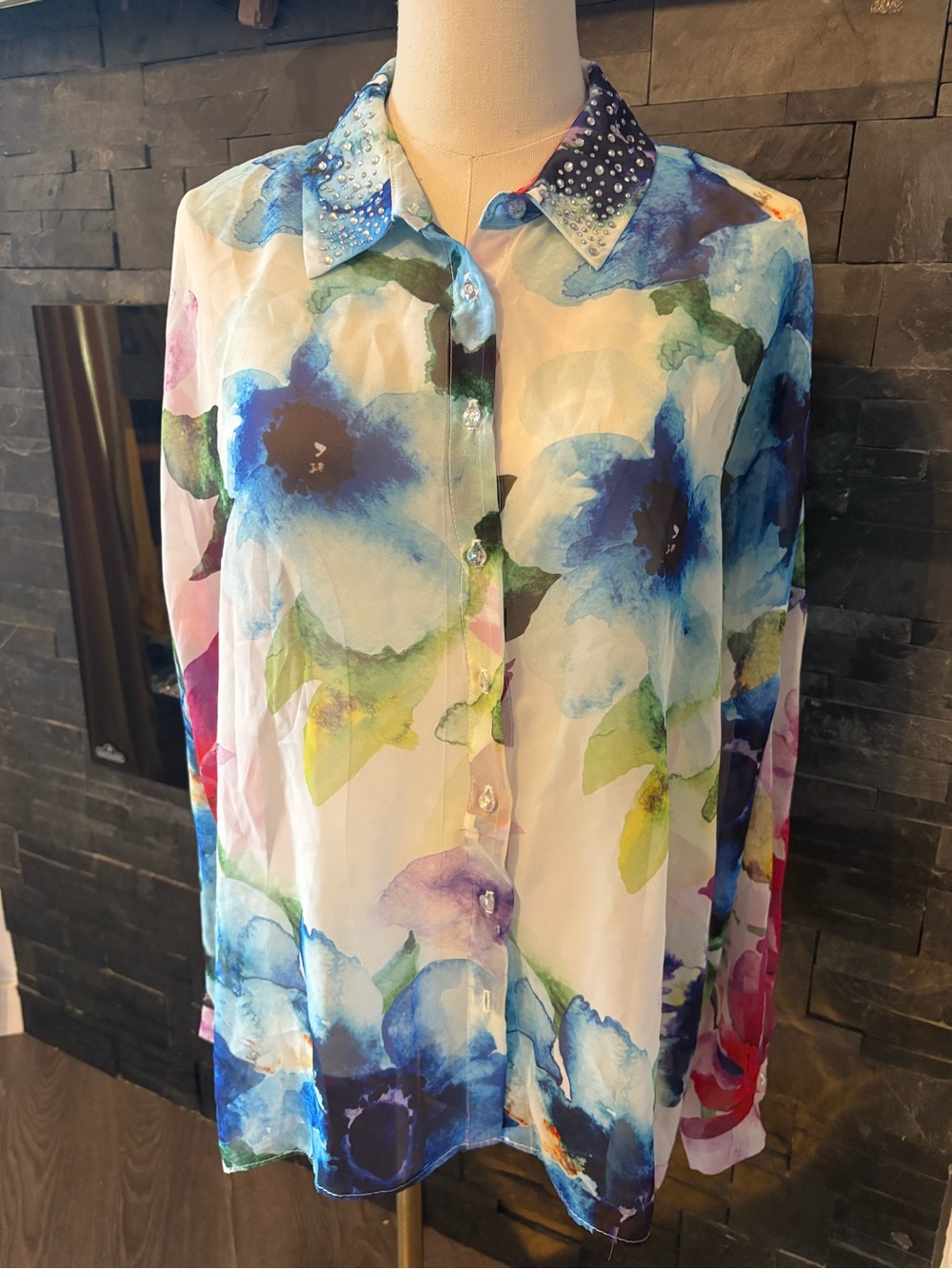 NWT. Frank Lyman Design Crystal Collar Watercolor Floral Button-Down blouse